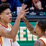 Jalen Johnson (à gauche), le match winner pour les Hawks félicités par Dejounte Murray. KEYSTONE/EPA/ERIK S. LESSER